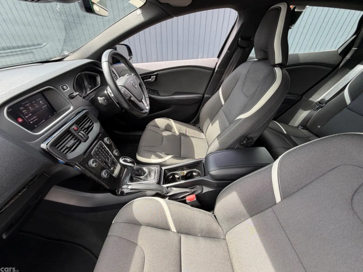 Volvo V40 Hatchback, Diesel, 2018, Black