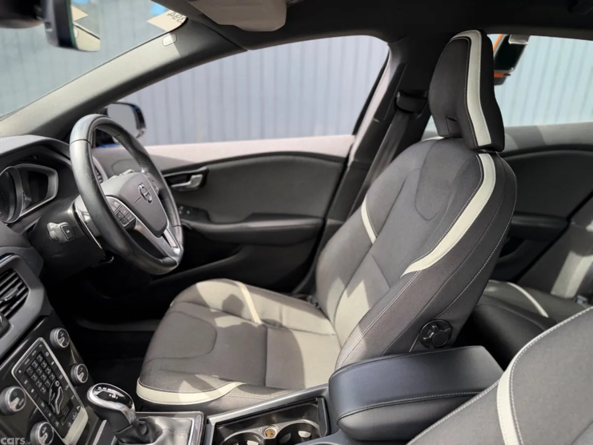 Volvo V40 Hatchback, Diesel, 2018, Black
