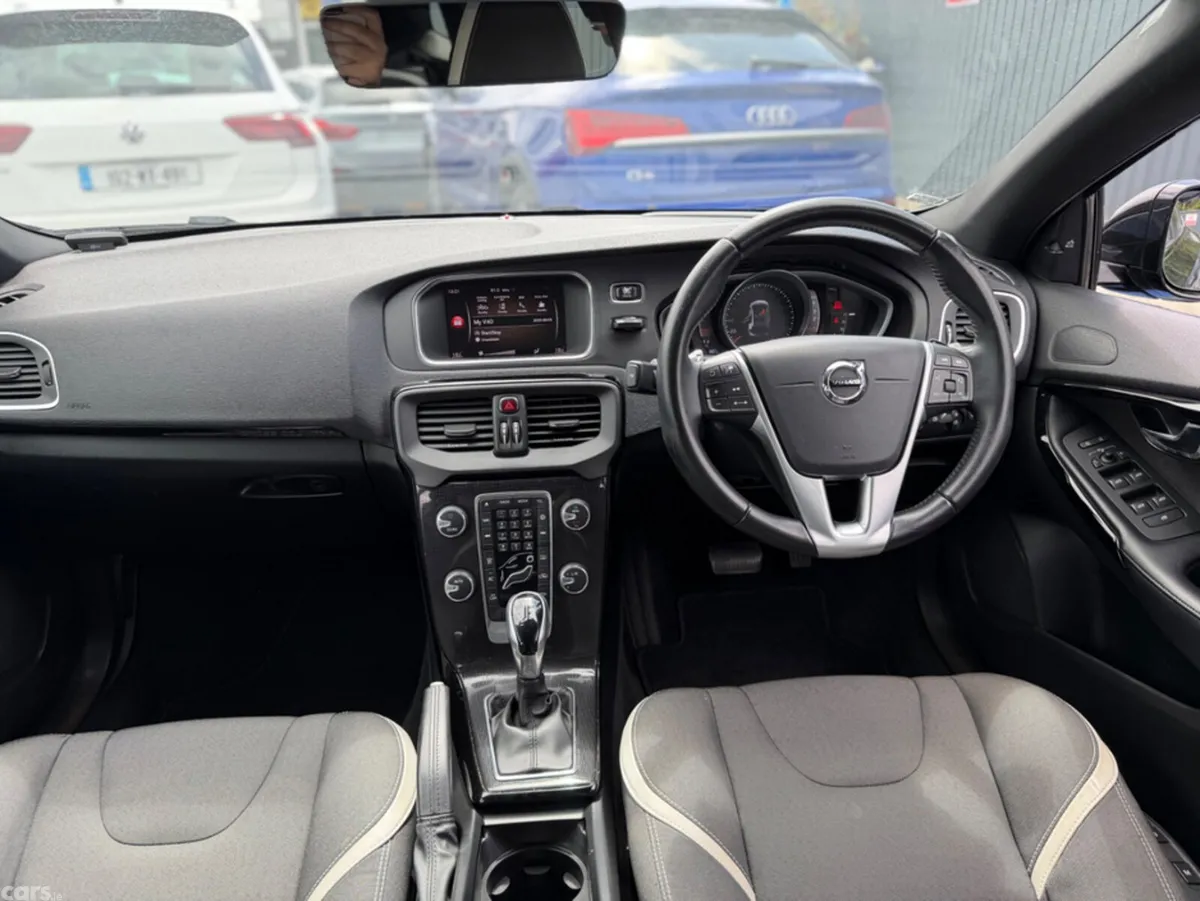 Volvo V40 Hatchback, Diesel, 2018, Black