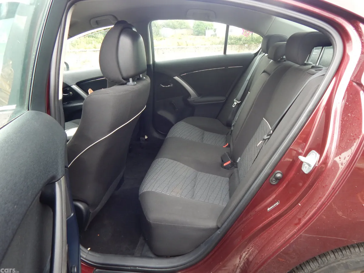 Toyota Avensis Saloon, Diesel, 2012, Red