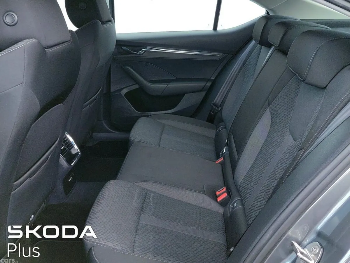 Skoda Octavia Saloon, Petrol, 2023, Grey