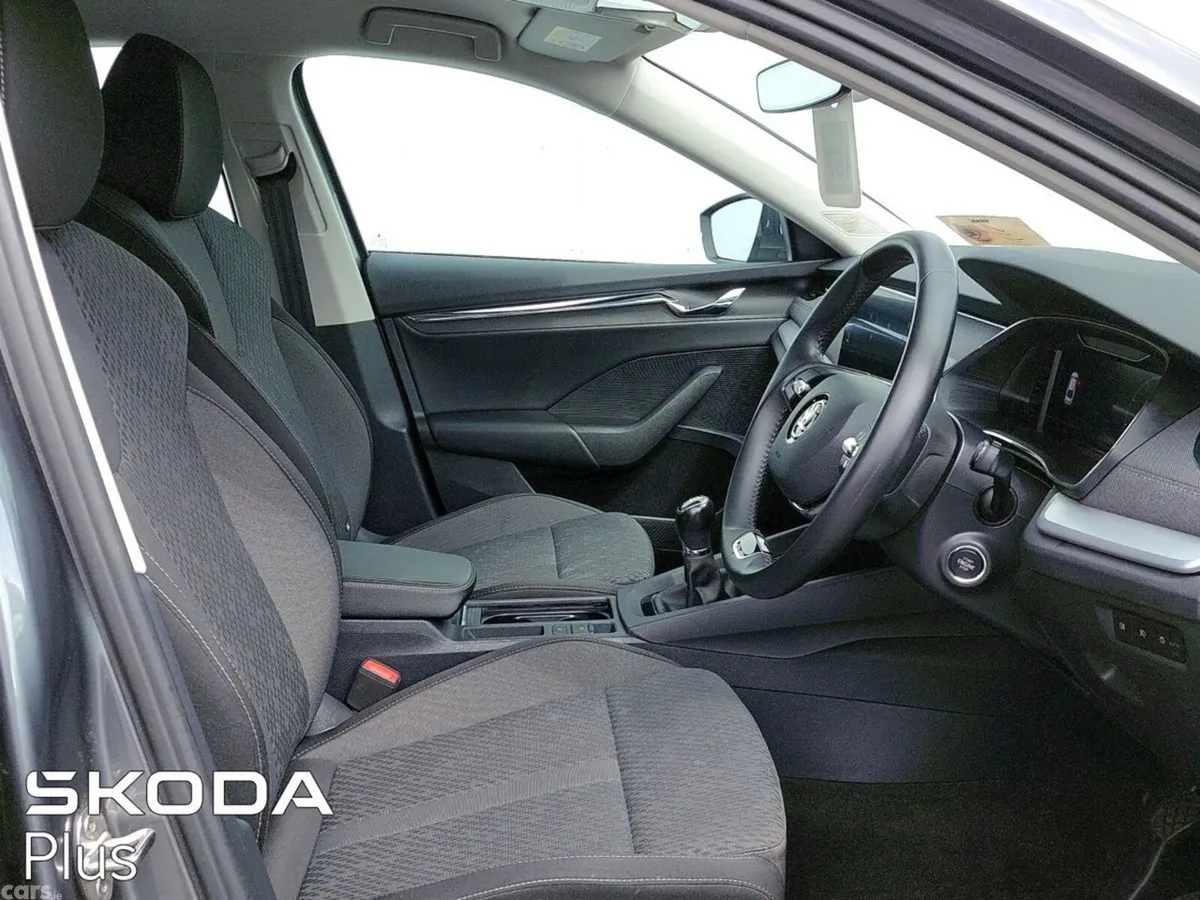Skoda Octavia Saloon, Petrol, 2023, Grey