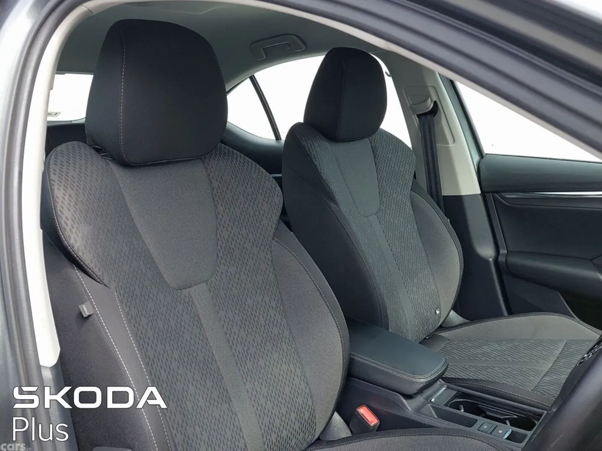 Skoda Octavia Saloon, Petrol, 2023, Grey