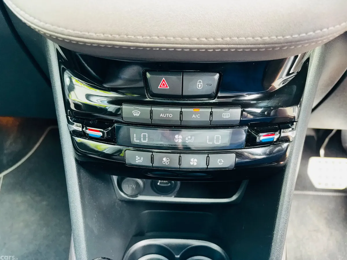 Peugeot 2008 Hatchback, Petrol, 2015, White