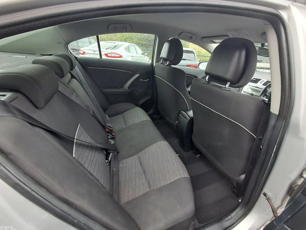 Toyota Avensis Saloon, Diesel, 2014, Silver