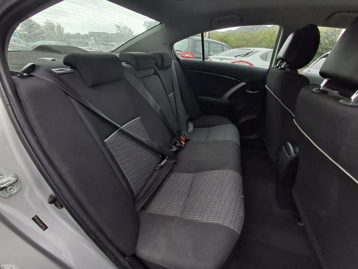 Toyota Avensis Saloon, Diesel, 2014, Silver