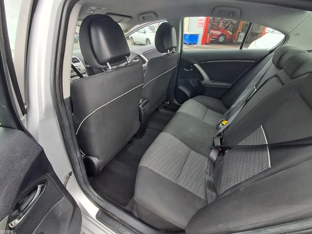 Toyota Avensis Saloon, Diesel, 2014, Silver