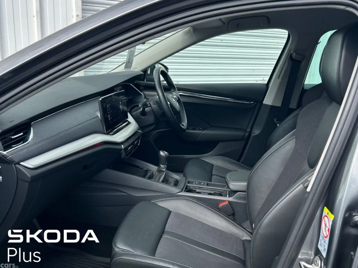 Skoda Octavia Saloon, Petrol, 2023, Grey