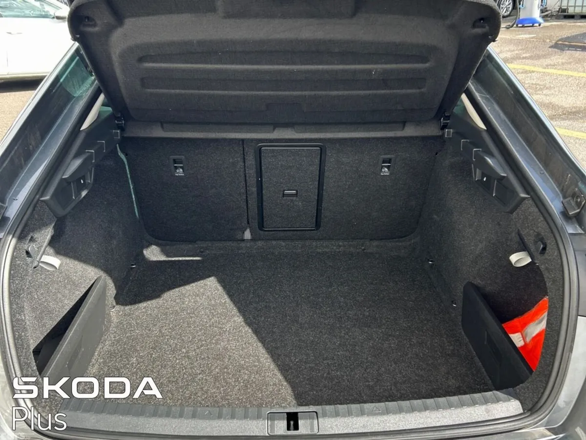 Skoda Octavia Saloon, Petrol, 2023, Grey