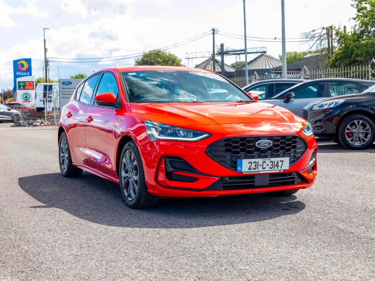 Ford Focus Hatchback, Petrol, 2023, Red