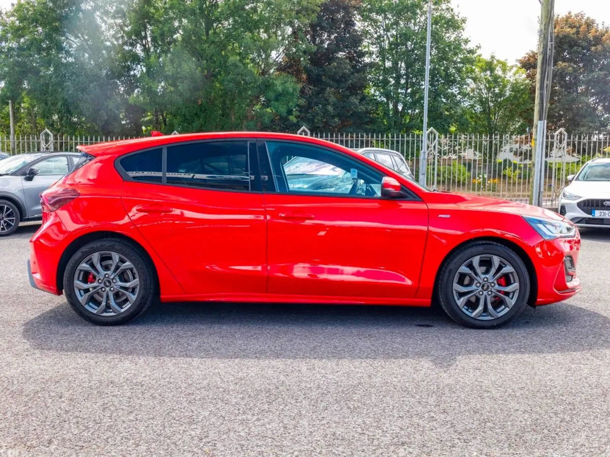 Ford Focus Hatchback, Petrol, 2023, Red