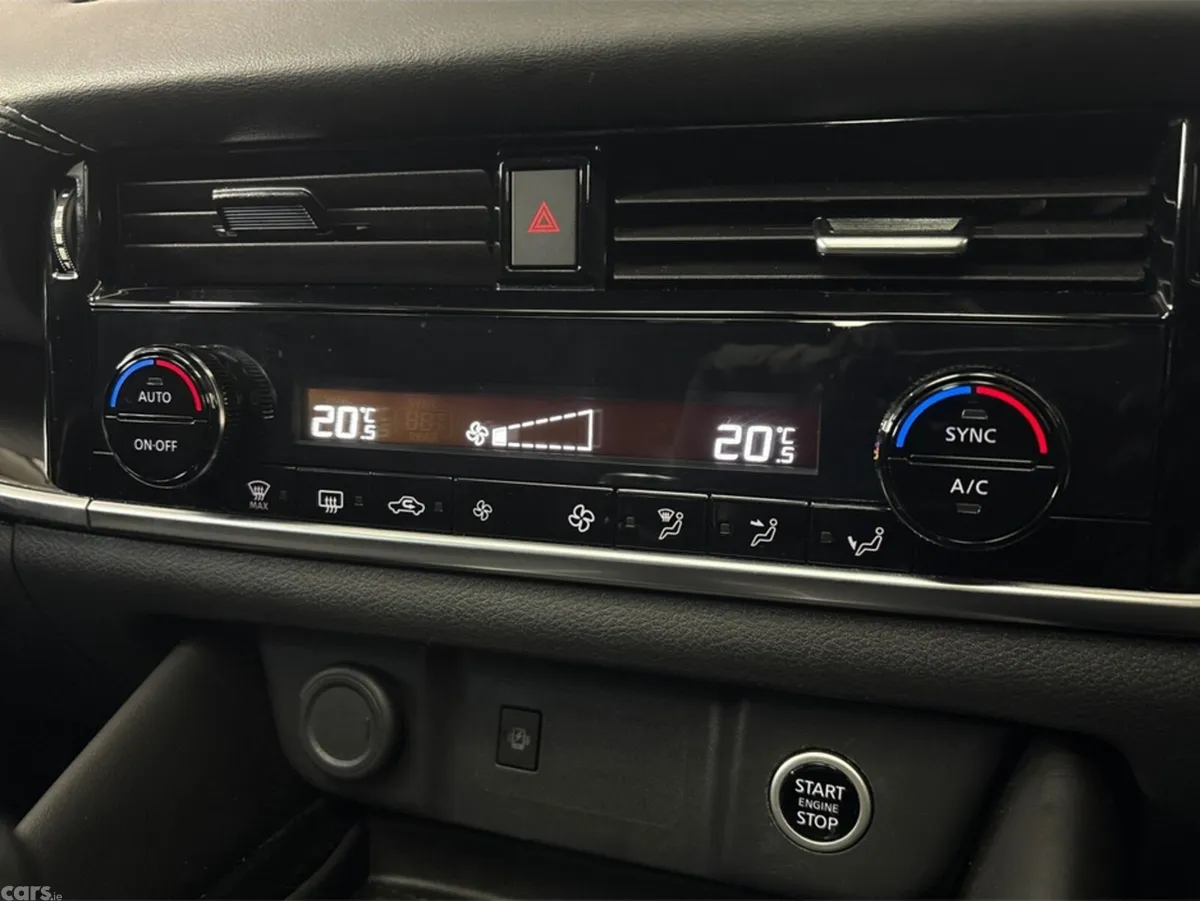 Nissan Qashqai MPV, Petrol Hybrid, 2023, Red