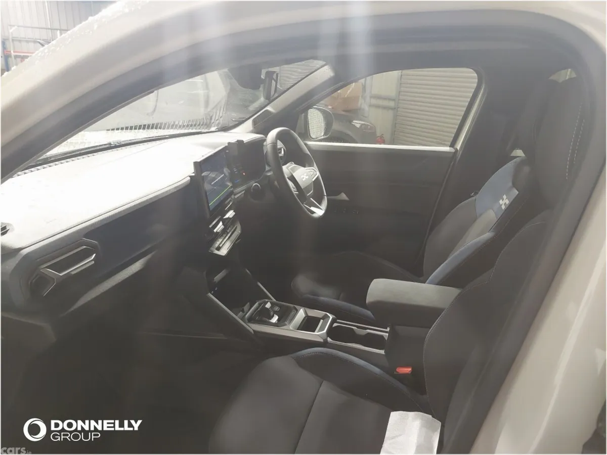 Dacia Duster Estate, Petrol Hybrid, 2025, White