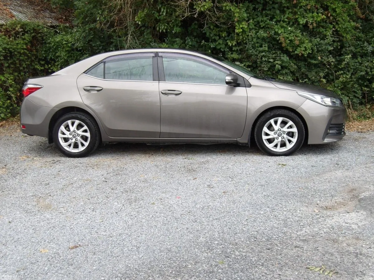 Toyota Corolla Saloon, Diesel, 2017, Grey