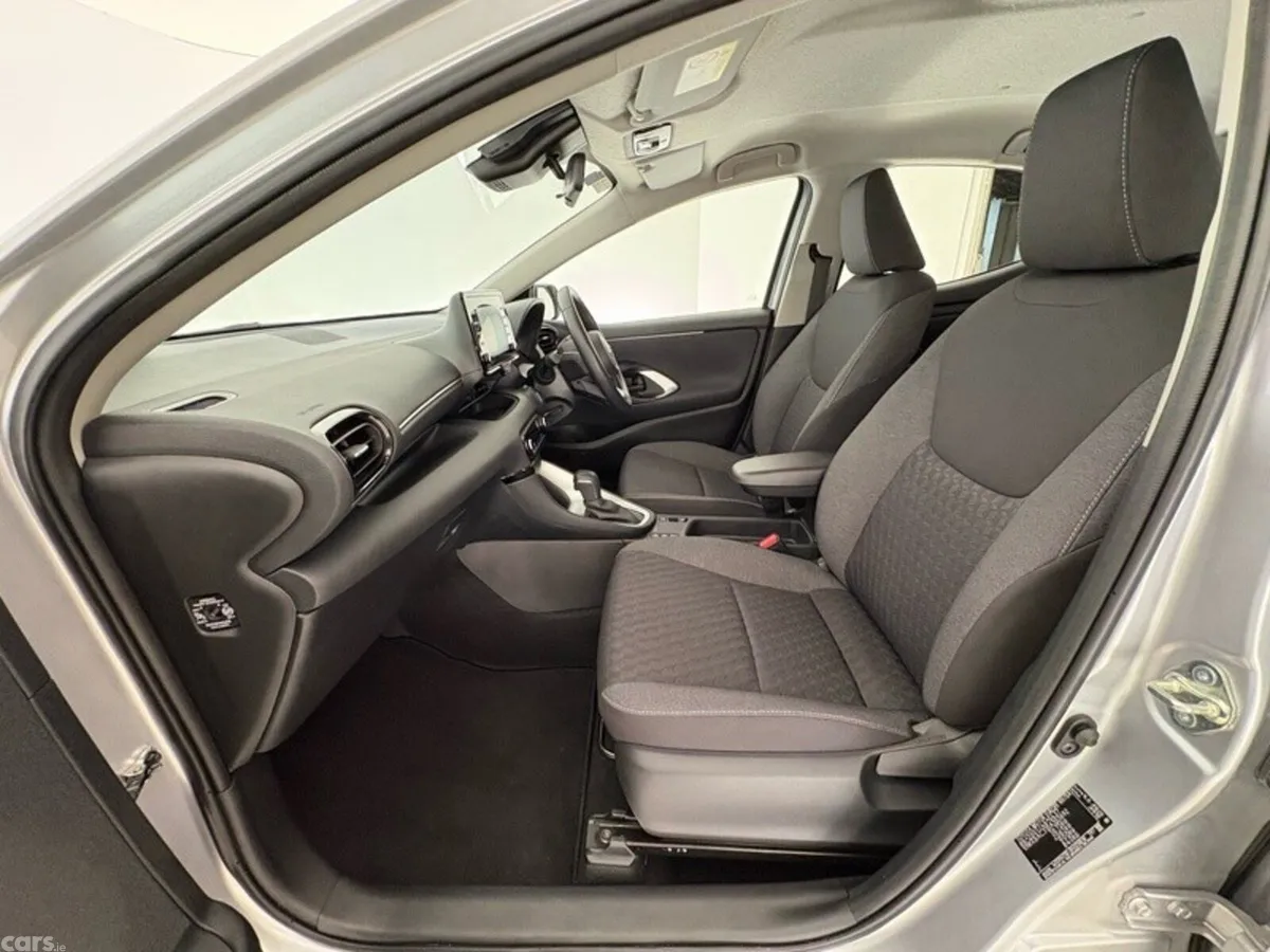 Toyota Yaris Hatchback, Petrol Hybrid, 2023, Silver
