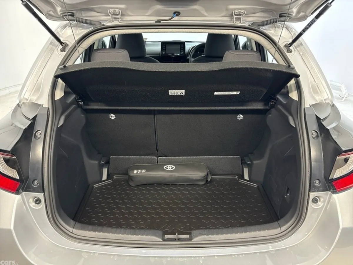 Toyota Yaris Hatchback, Petrol Hybrid, 2023, Silver