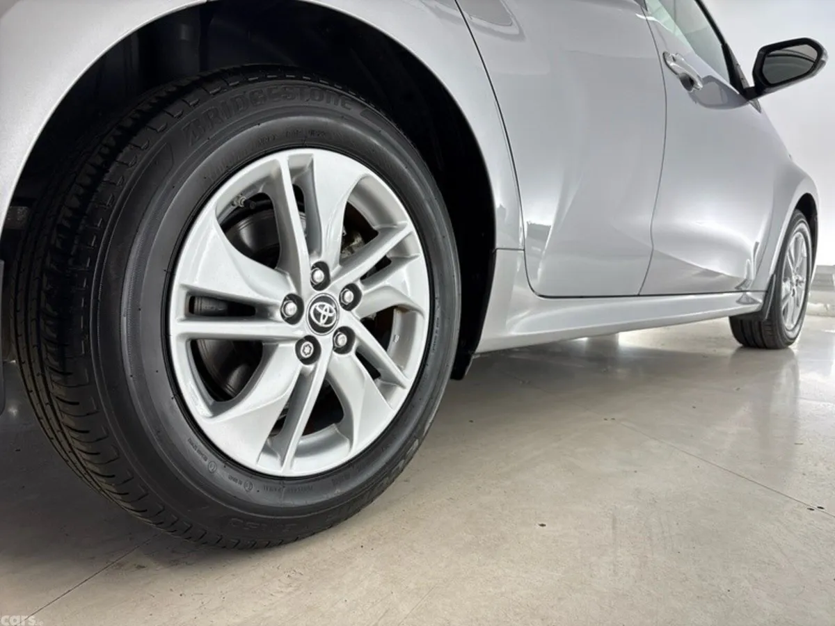 Toyota Yaris Hatchback, Petrol Hybrid, 2023, Silver