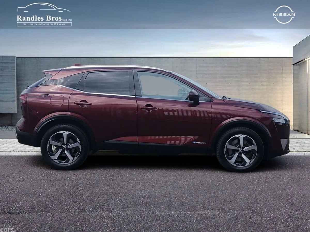 Nissan Qashqai MPV, Petrol Hybrid, 2023, Red
