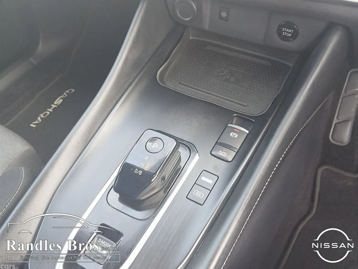 Nissan Qashqai MPV, Petrol Hybrid, 2023, Red