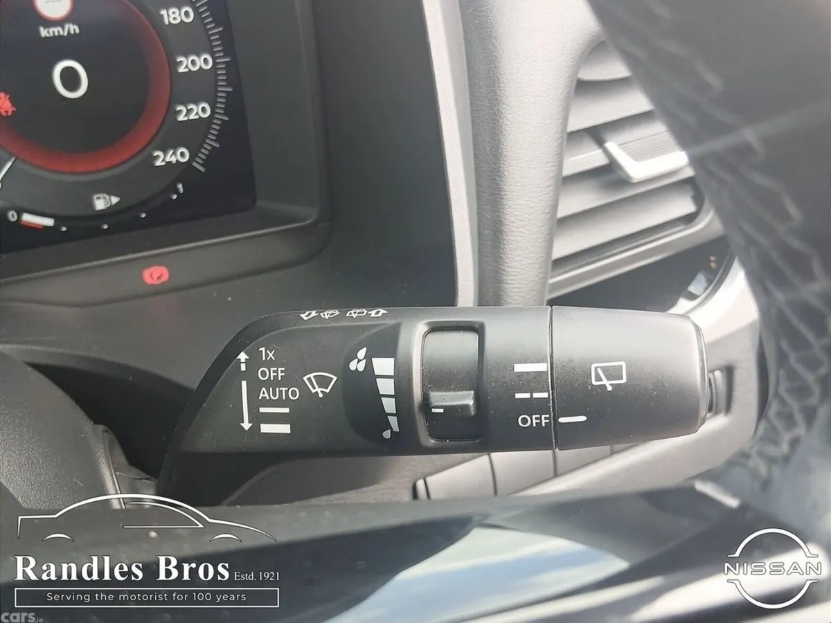 Nissan Qashqai MPV, Petrol Hybrid, 2023, Red