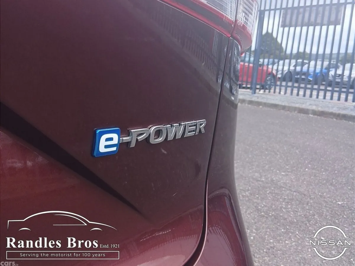 Nissan Qashqai MPV, Petrol Hybrid, 2023, Red