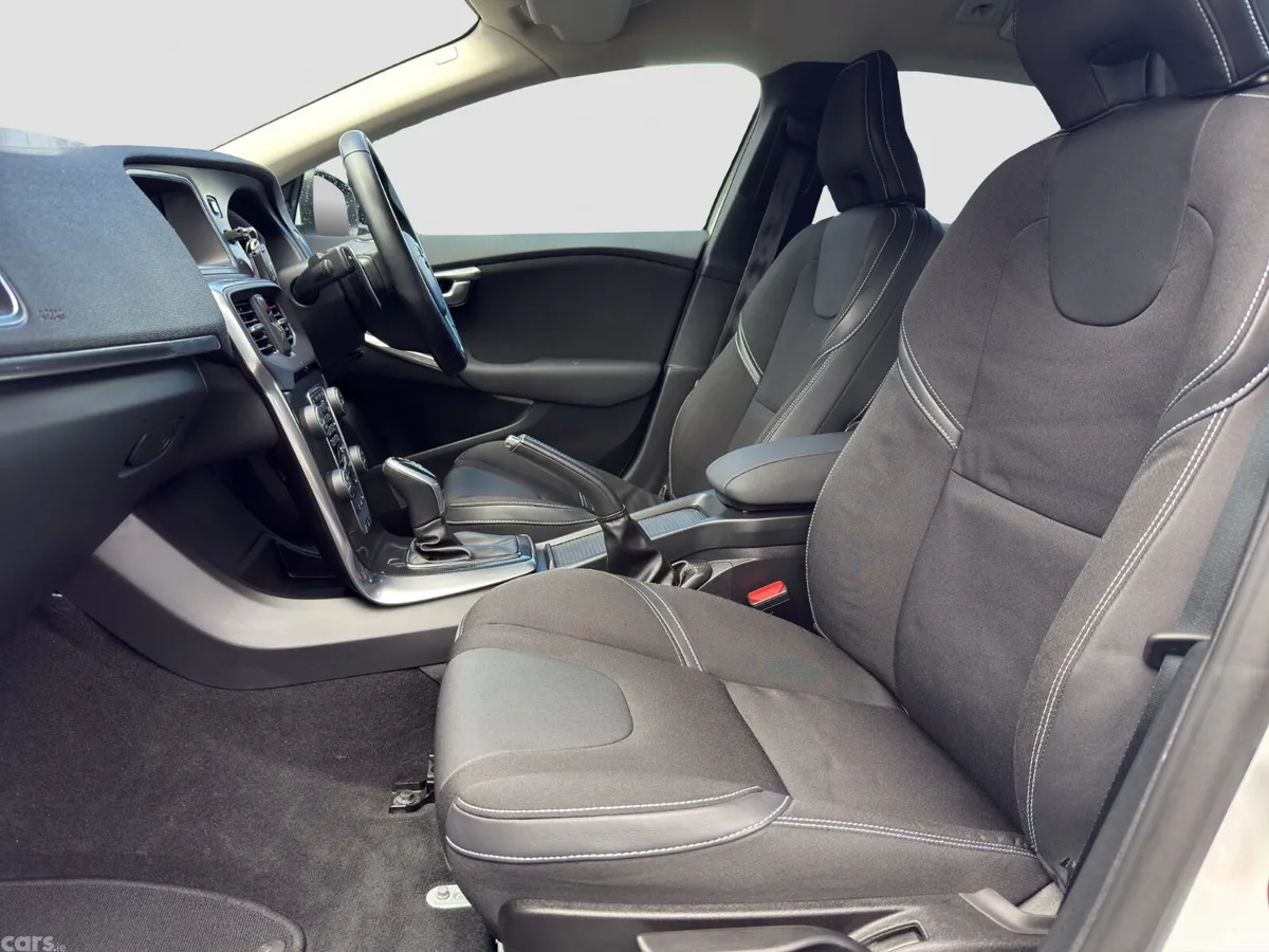 Volvo V40 Hatchback, Petrol, 2016, White
