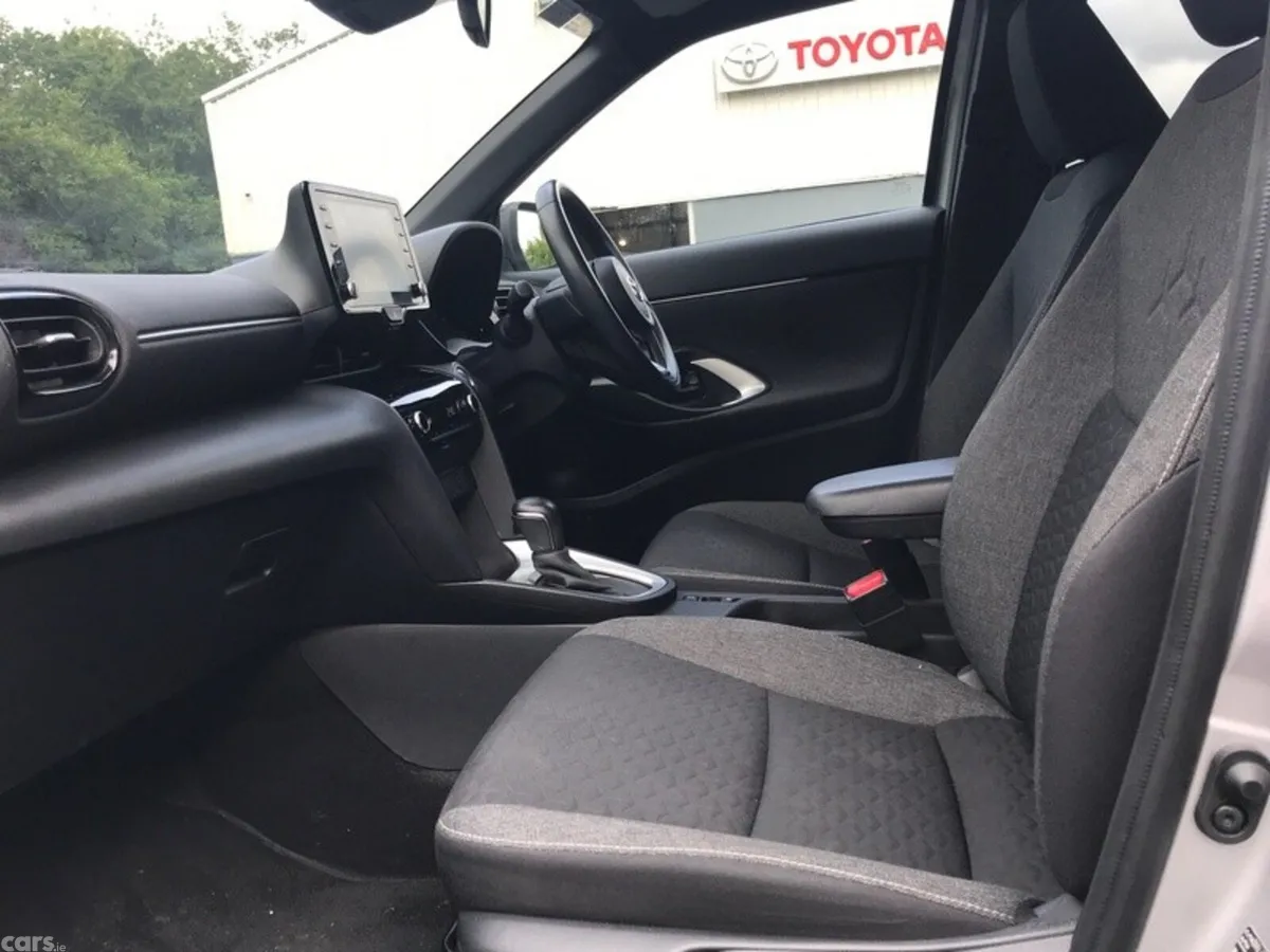 Toyota Yaris Cross Hatchback, Petrol Hybrid, 2023, Grey
