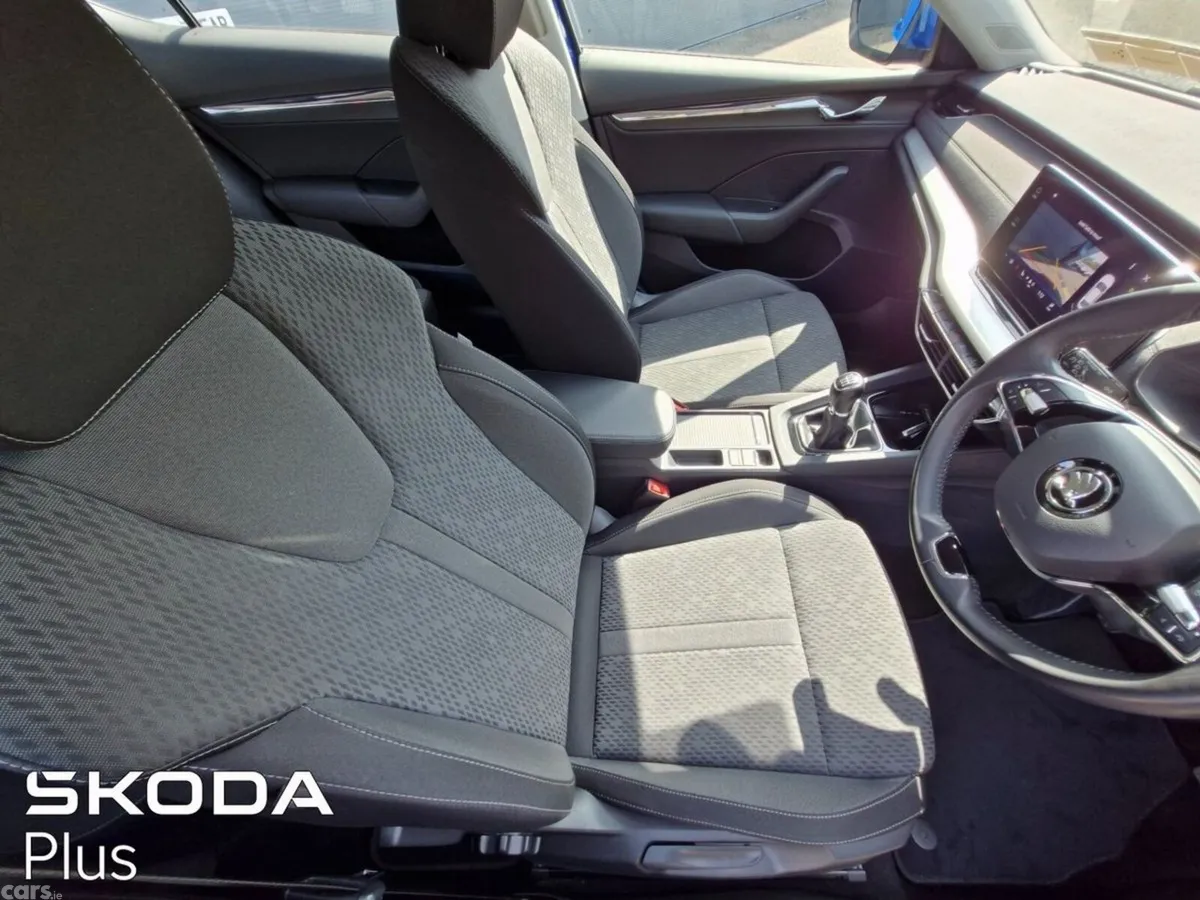 Skoda Octavia Saloon, Petrol, 2023, Blue