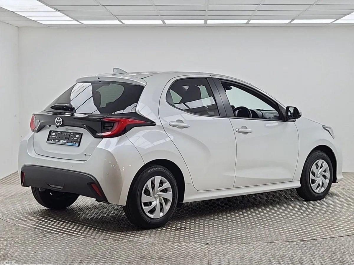 Toyota Yaris Hatchback, Petrol Hybrid, 2024, White