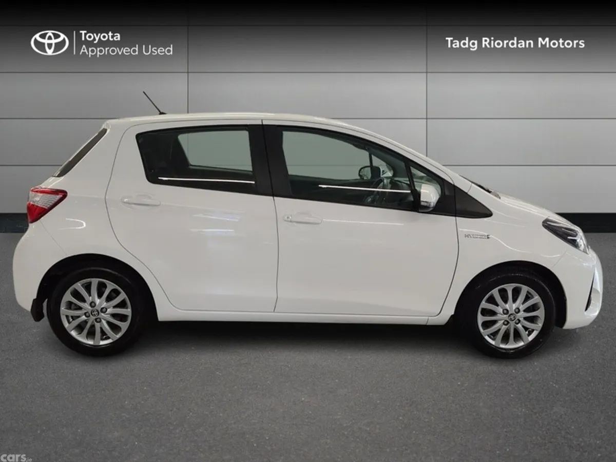 Toyota Yaris Hatchback, Petrol Hybrid, 2018, White