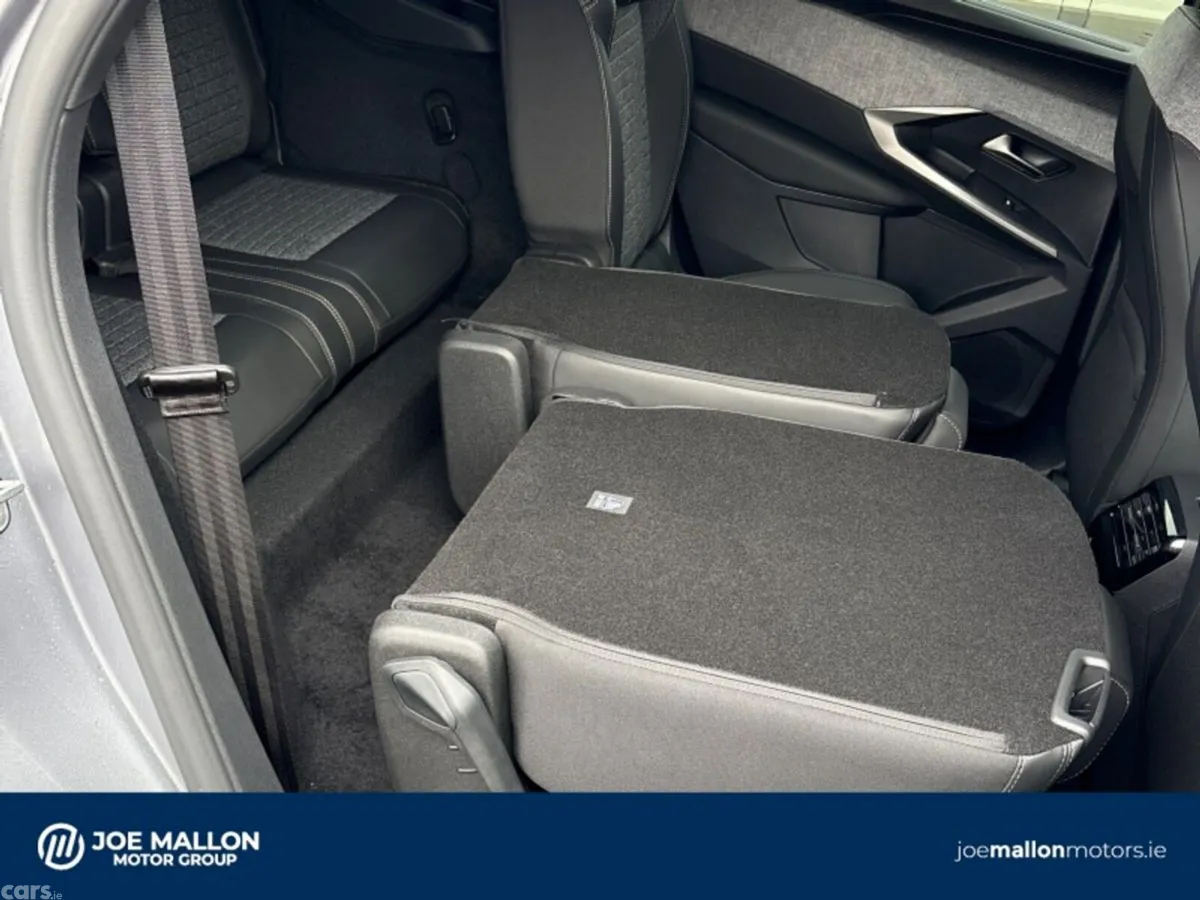 Peugeot 5008 MPV, Petrol, 2026, Grey