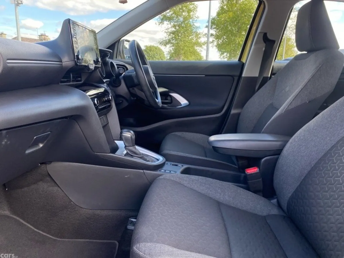 Toyota Yaris Cross Hatchback, Petrol Hybrid, 2023, Yellow