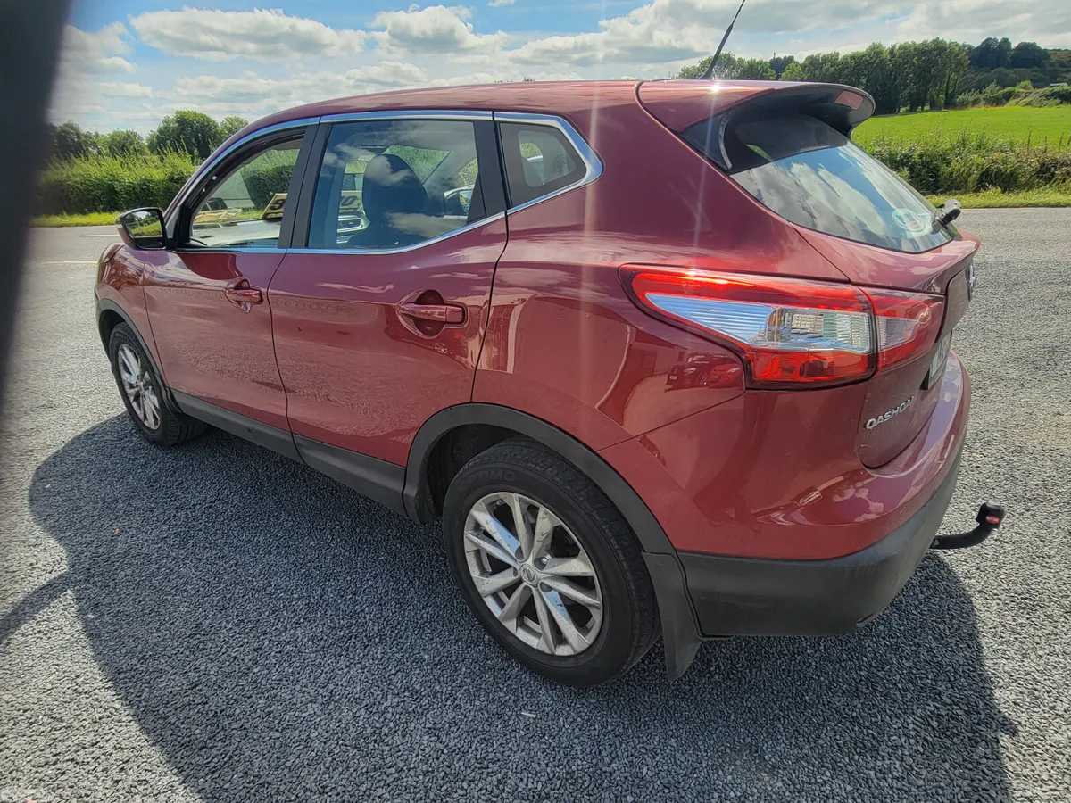 Nissan Qashqai Hatchback, Diesel, 2014, Red