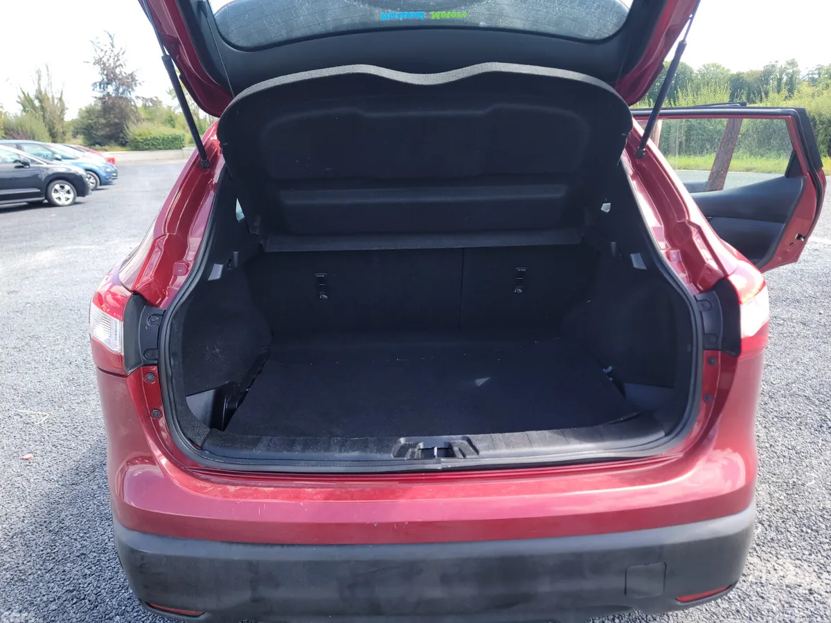Nissan Qashqai Hatchback, Diesel, 2014, Red