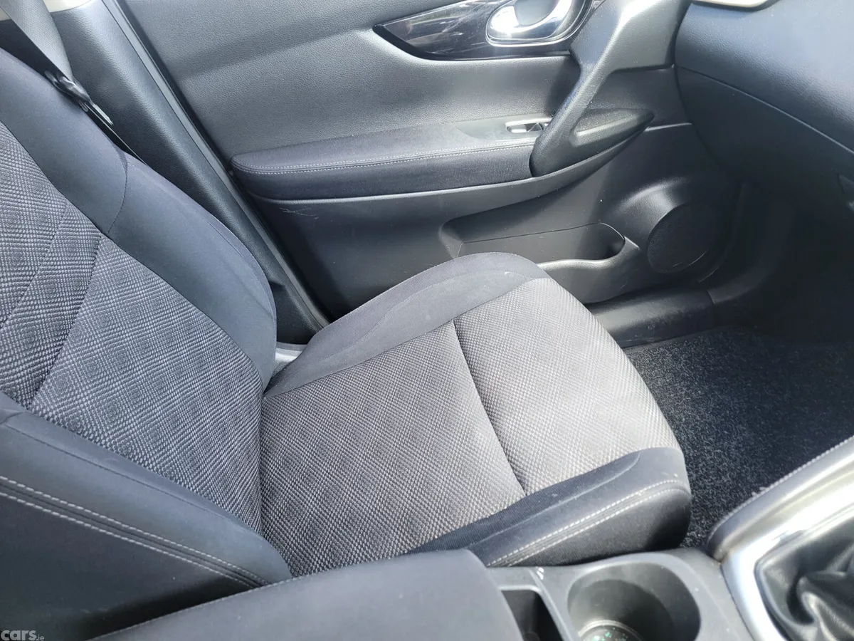 Nissan Qashqai Hatchback, Diesel, 2014, Red