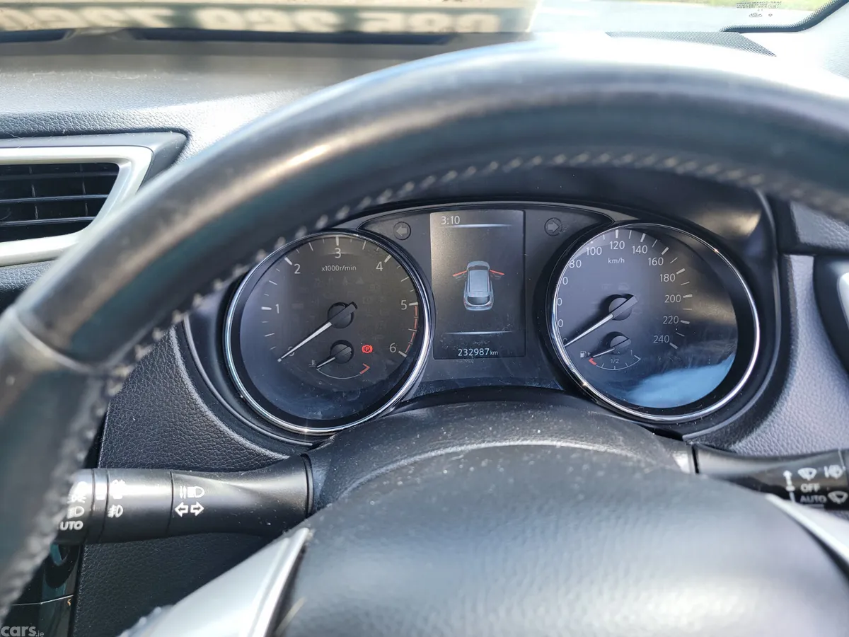 Nissan Qashqai Hatchback, Diesel, 2014, Red