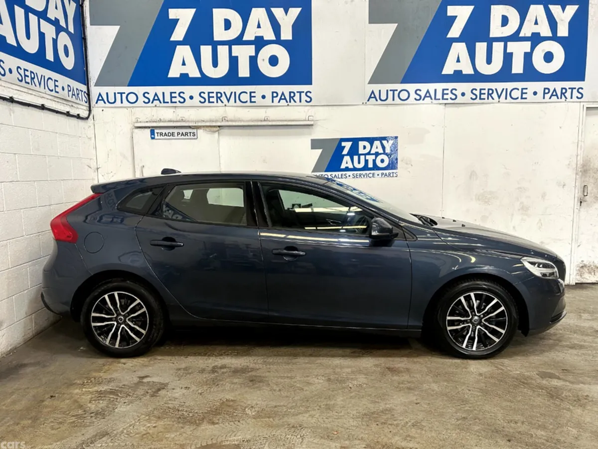Volvo V40 Hatchback, Diesel, 2018, Blue