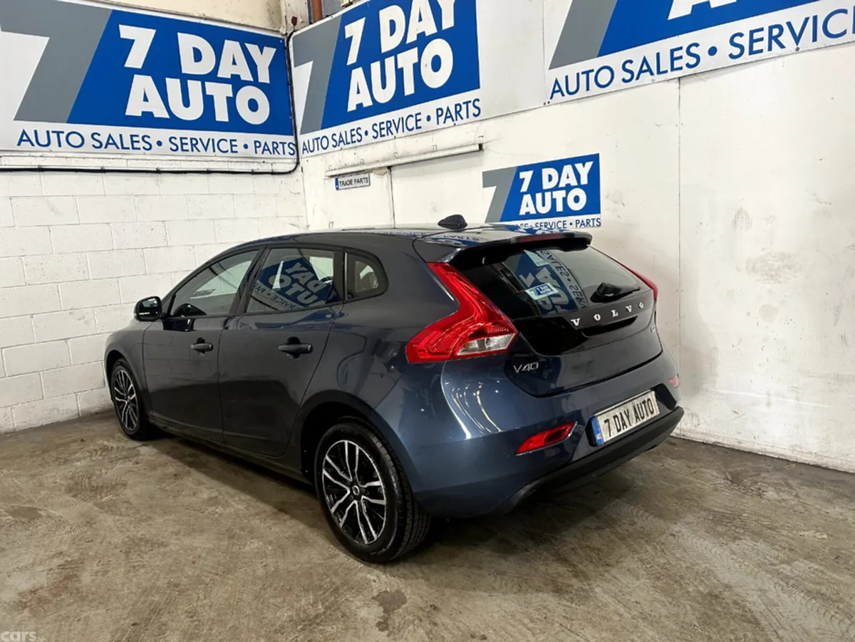 Volvo V40 Hatchback, Diesel, 2018, Blue
