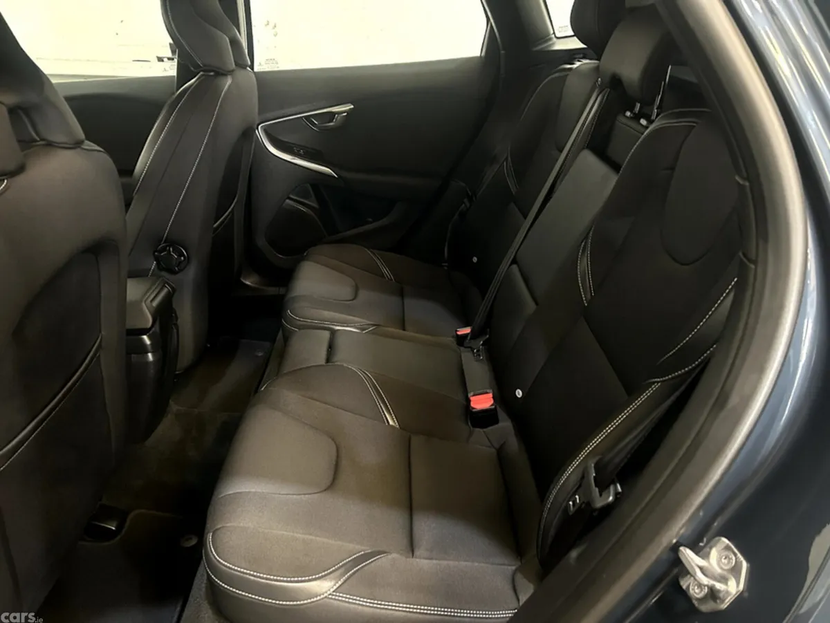 Volvo V40 Hatchback, Diesel, 2018, Blue