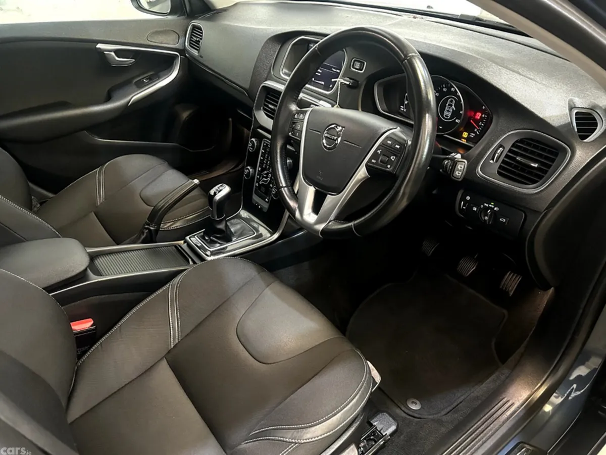 Volvo V40 Hatchback, Diesel, 2018, Blue