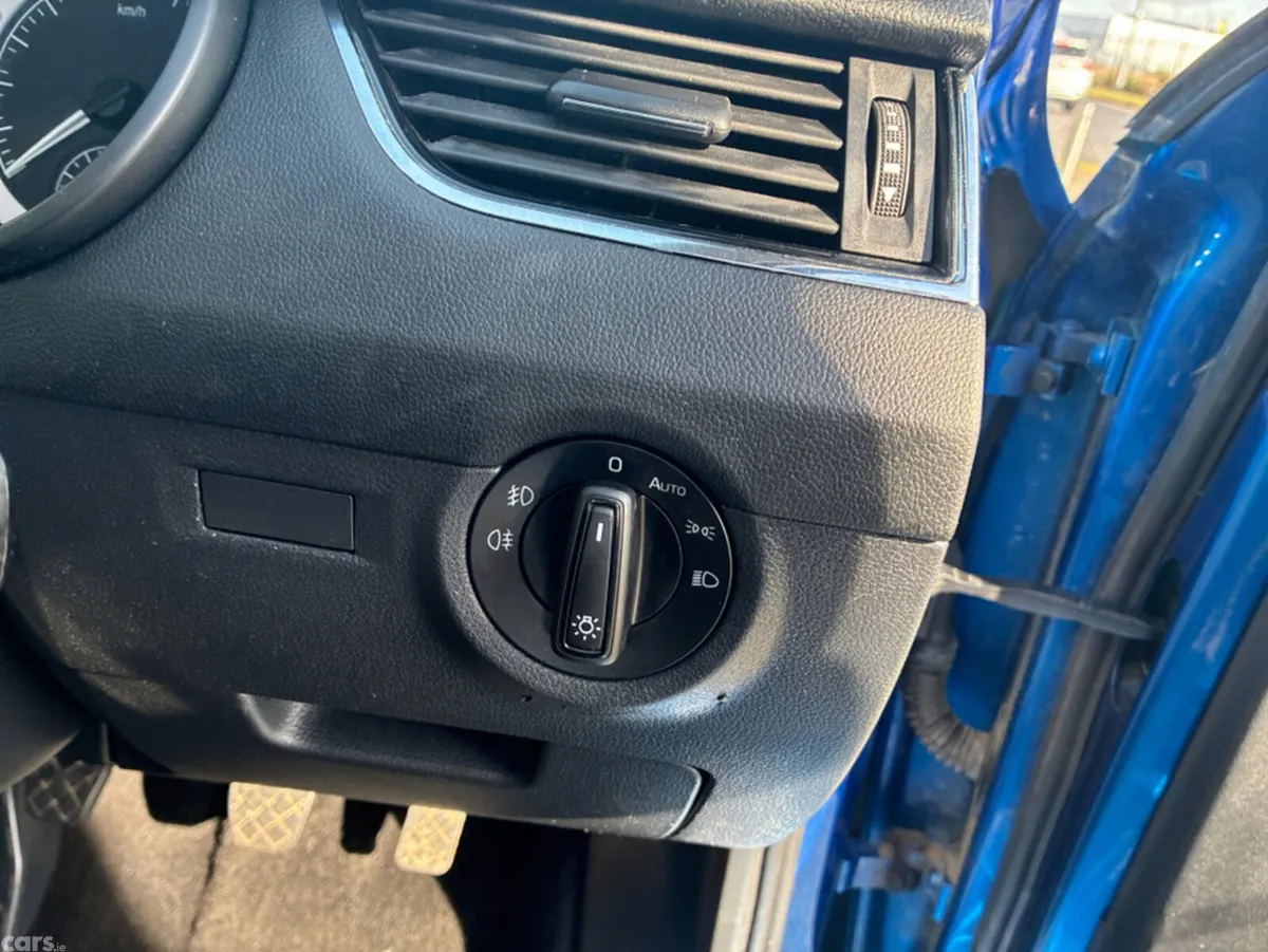 Skoda Octavia Hatchback, Petrol, 2020, Blue