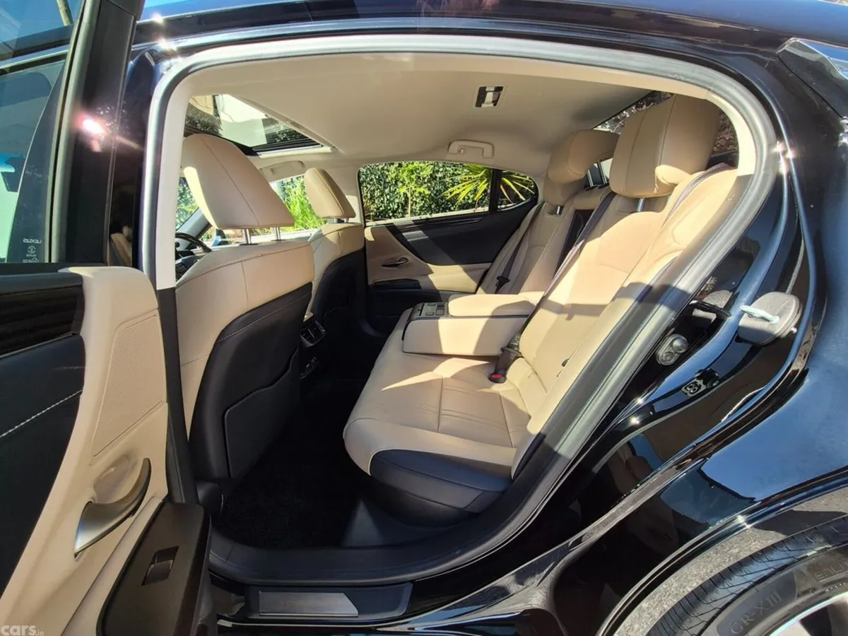 Lexus ES Saloon, Petrol Hybrid, 2021, Black