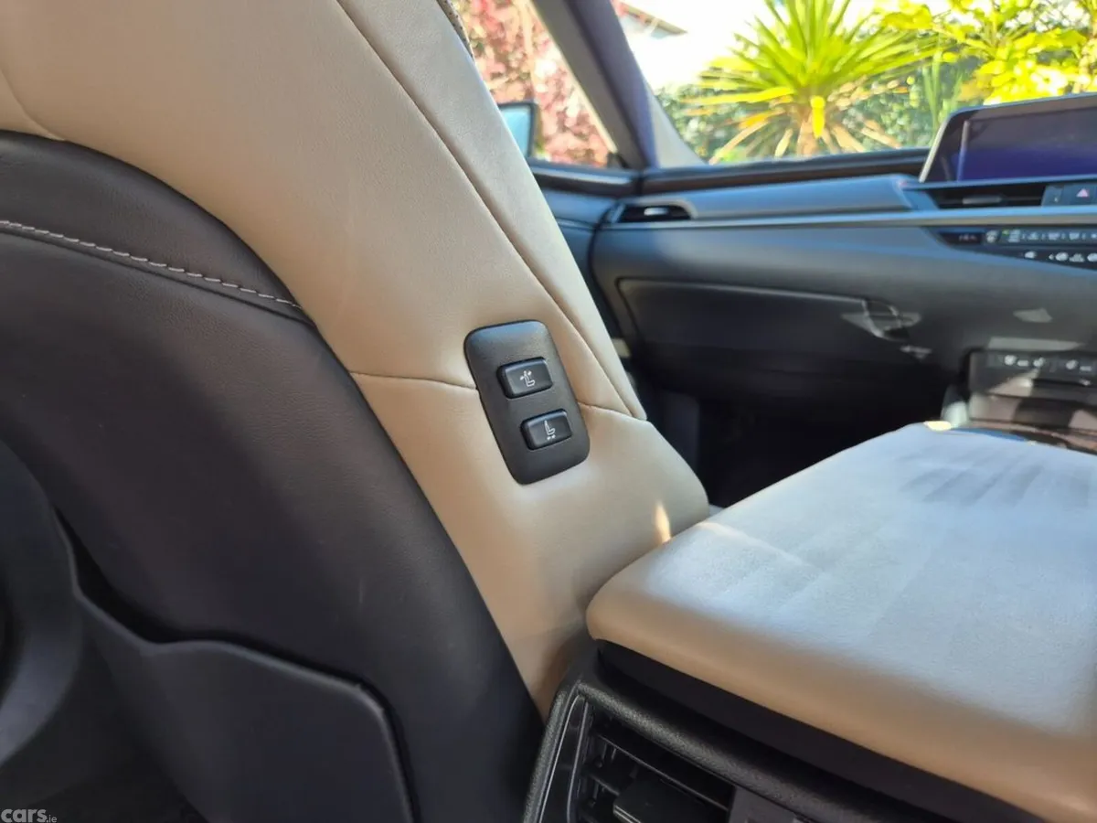 Lexus ES Saloon, Petrol Hybrid, 2021, Black
