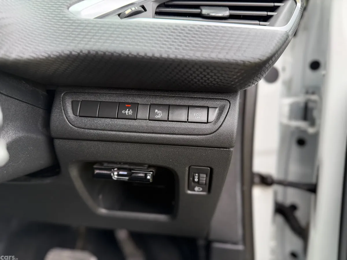 Peugeot 2008 SUV, Petrol, 2018, White