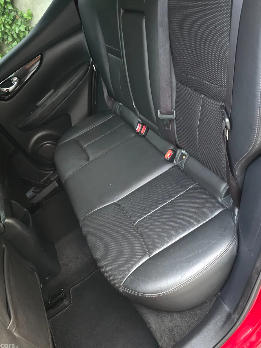 Nissan Qashqai Hatchback, Diesel, 2015, Red