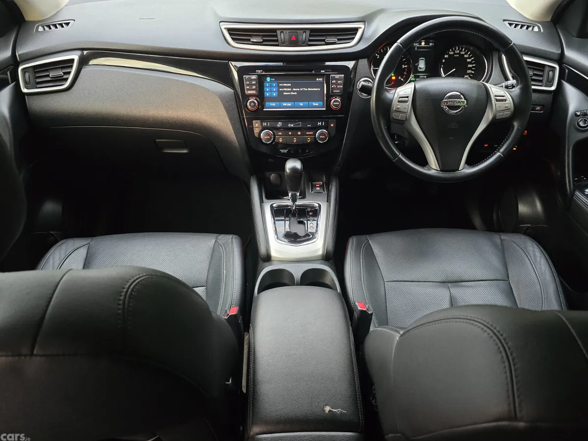 Nissan Qashqai Hatchback, Diesel, 2015, Red