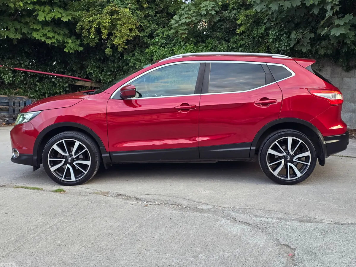 Nissan Qashqai Hatchback, Diesel, 2015, Red