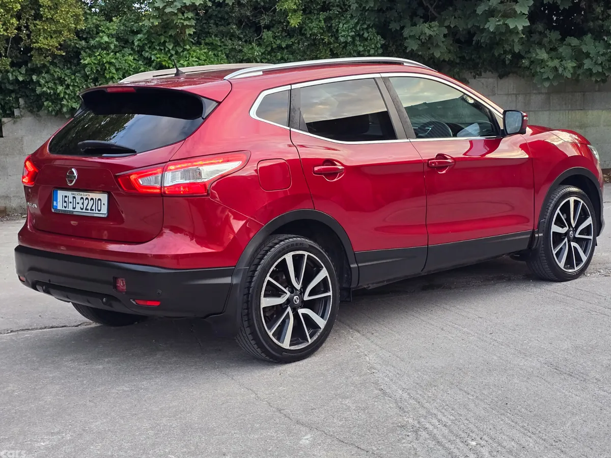 Nissan Qashqai Hatchback, Diesel, 2015, Red