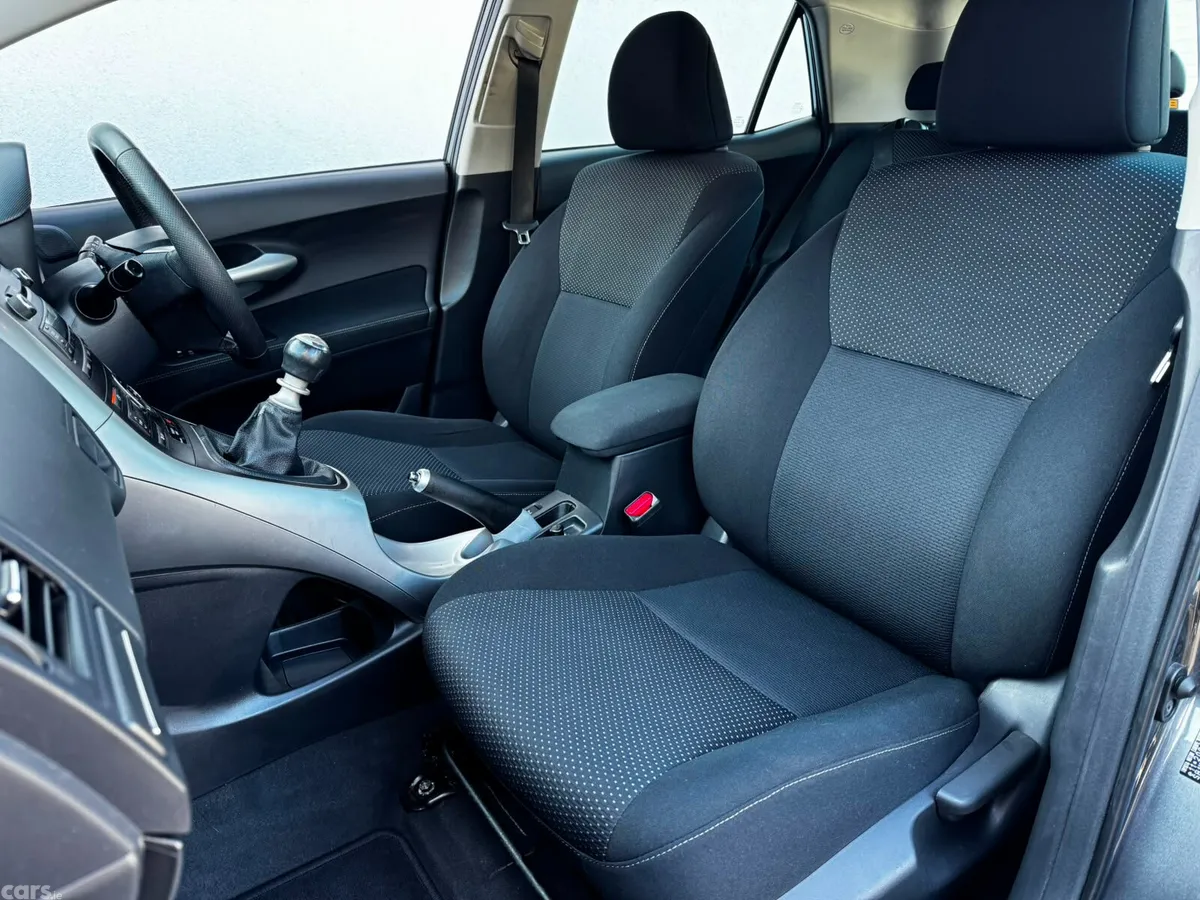 Toyota Auris Hatchback, Diesel, 2011, Grey