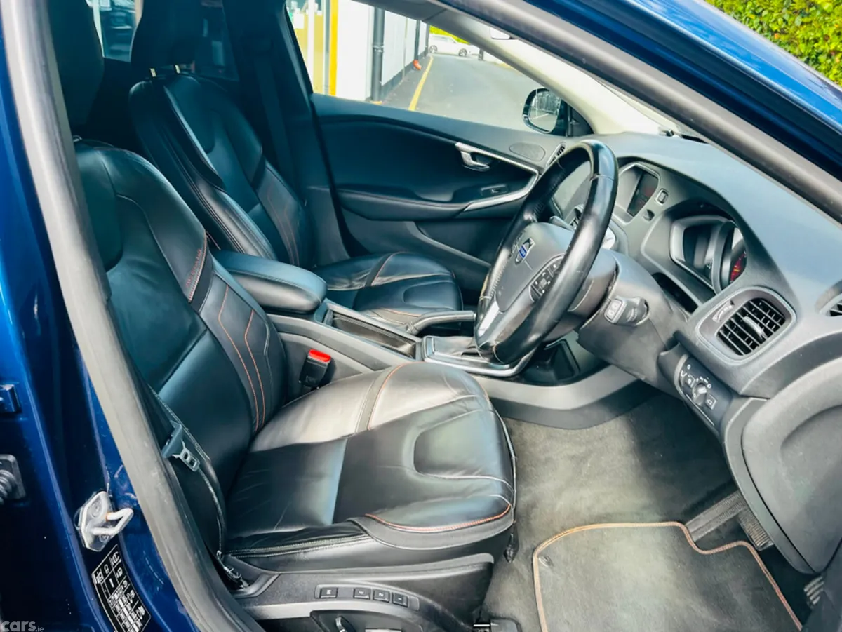 Volvo V40 Hatchback, Petrol, 2015, Blue
